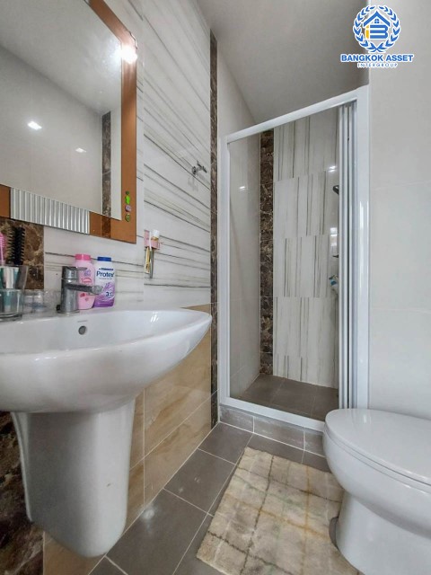 *****ทาวน์เฮ้าส์มือสองย่านเมืองทอง ม.โกลเด้นซิตี้ แจ้งวัฒนะ-เมืองทอง เนื้อที่กว้าง 19 ตร.ว. ฟังก์ชัน 4 ห้องนอน 3 ห้องน้ำ ที่จอดรถ 2 คัน ฟรี! เครื่องปรับอากาศ 4 เครื่อง ลงเสาเข็ม ต่อเติมพร้อมเข้าอยู่ได้ทันที ทำเลเดินทางสะดวก ใกล้รถไฟฟ้าสายสีชมพู "สถานีปากเกร็ด" และจุดขึ้นทางด่วน "อุดรรัถยา" จองเลย!